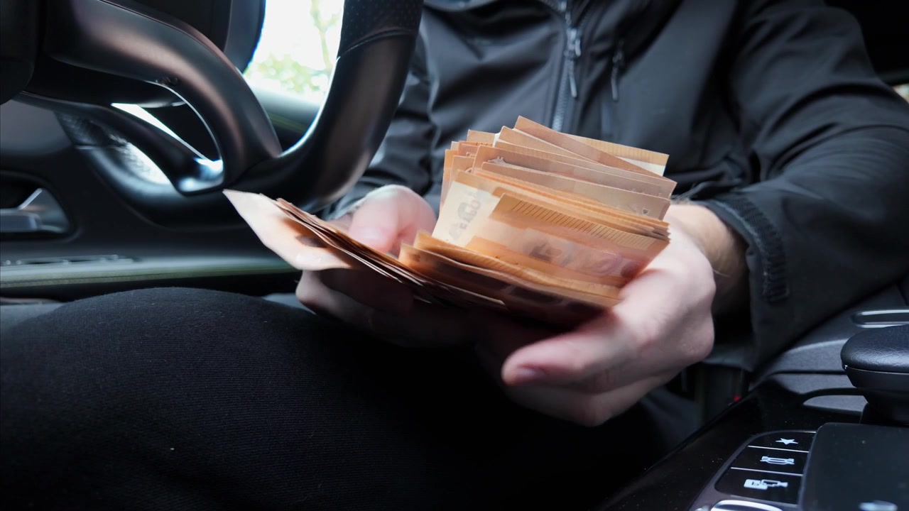 Des mains triant des billets en euros évoquent des paiements intraçables et des échanges privés.
