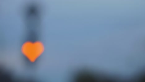 bokeh de hermosos corazones de los semáforos de la ciudad por la noche, el día de san valentín, el día de la boda o las redes sociales como concepto de fondo