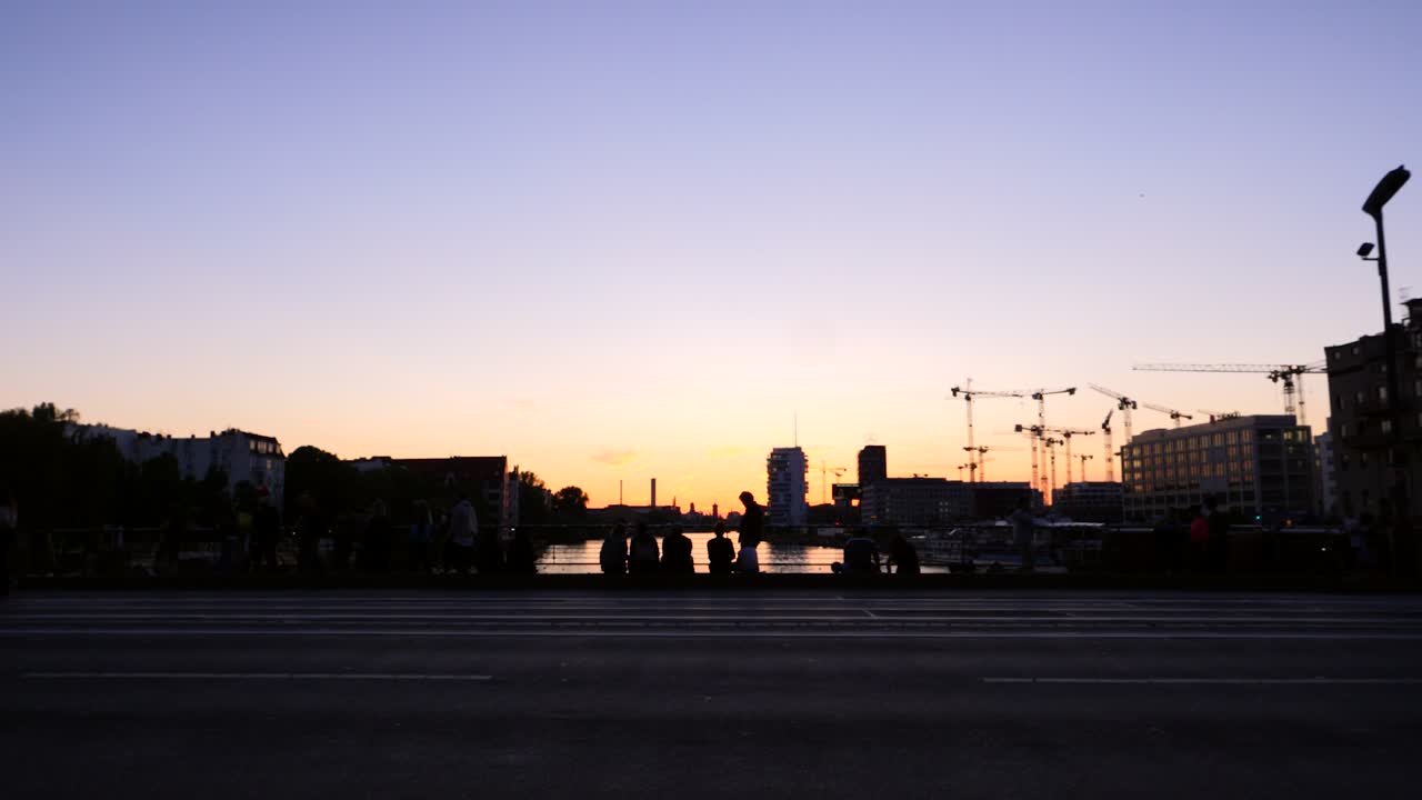 silueta del paisaje urbano de berlín al atardecer