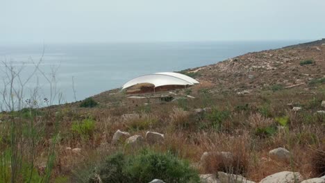 vista lejana del complejo del templo megalítico de mnajdra en la costa mediterránea de malta