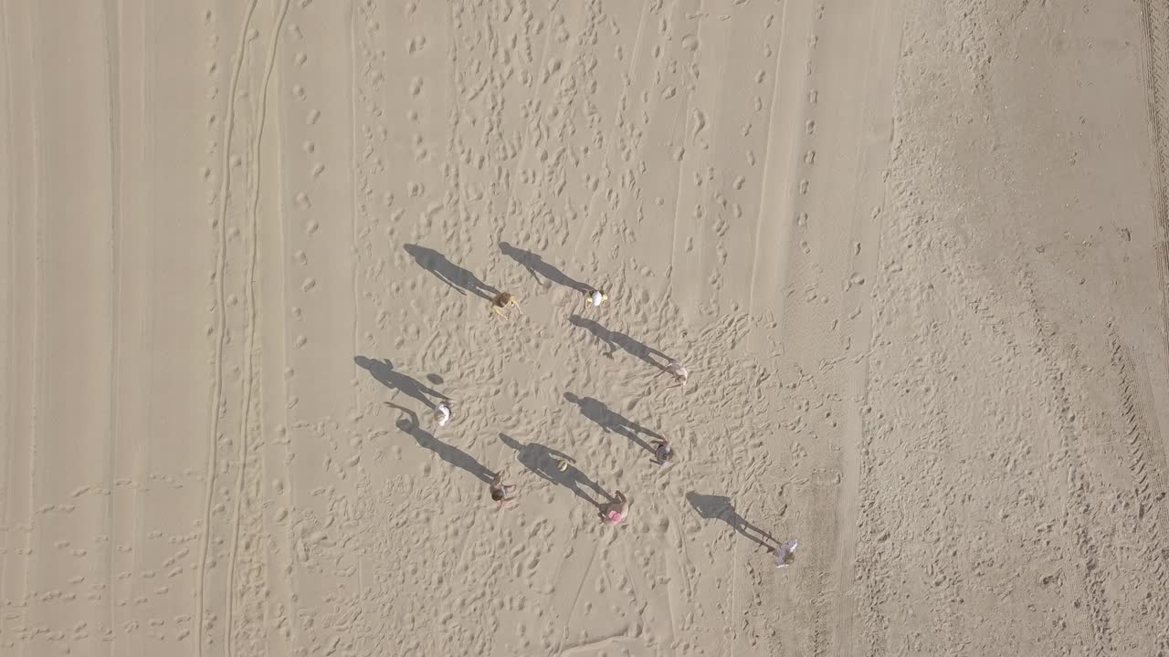 어린이와 십대가 바가의 모래 해변에서 공을 치고 여름 휴가를 보내고 있습니다.