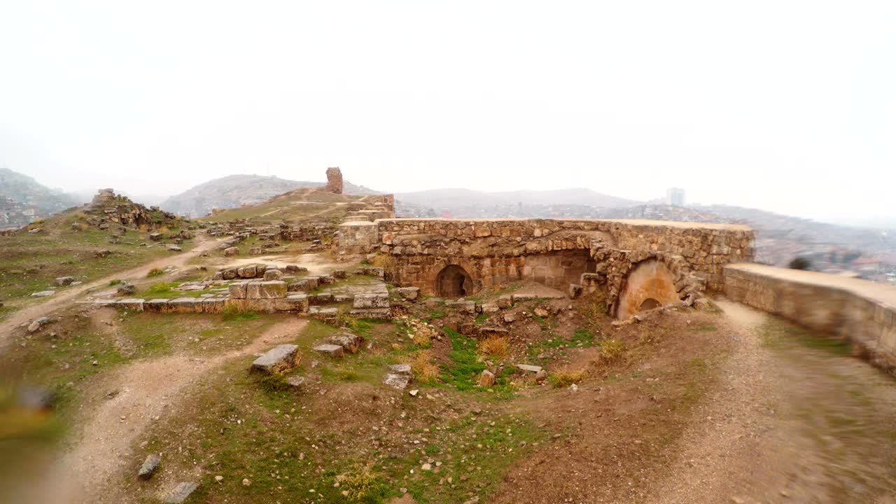 dentro de las ruinas del castillo de urfa ciudad lejana nieve y lluvia