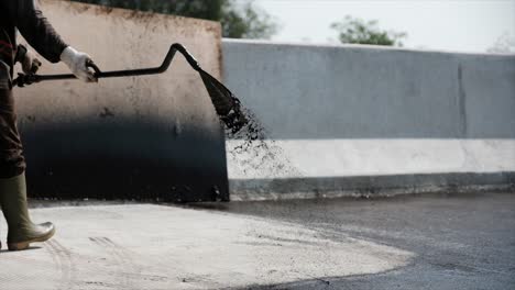 Prozess-Der-Asphaltierung-Der-Straßenbauinfrastruktur-Durch-Aufsprühen-Oder-Gießen-Von-Grundierung,-Haftschicht-Oder-Aufkleben-Der-ATB-Schicht-Mit-Heißasphalt