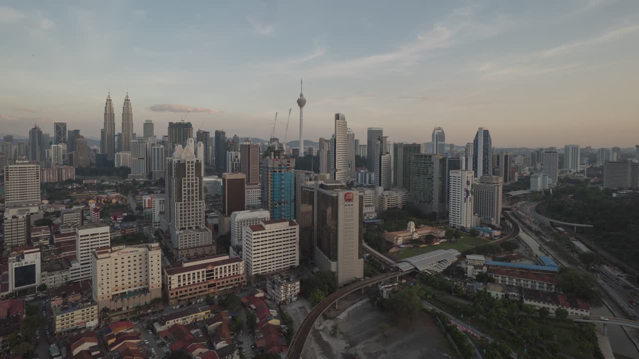Paisaje de la ciudad de Kuala Lumpur al atardecer