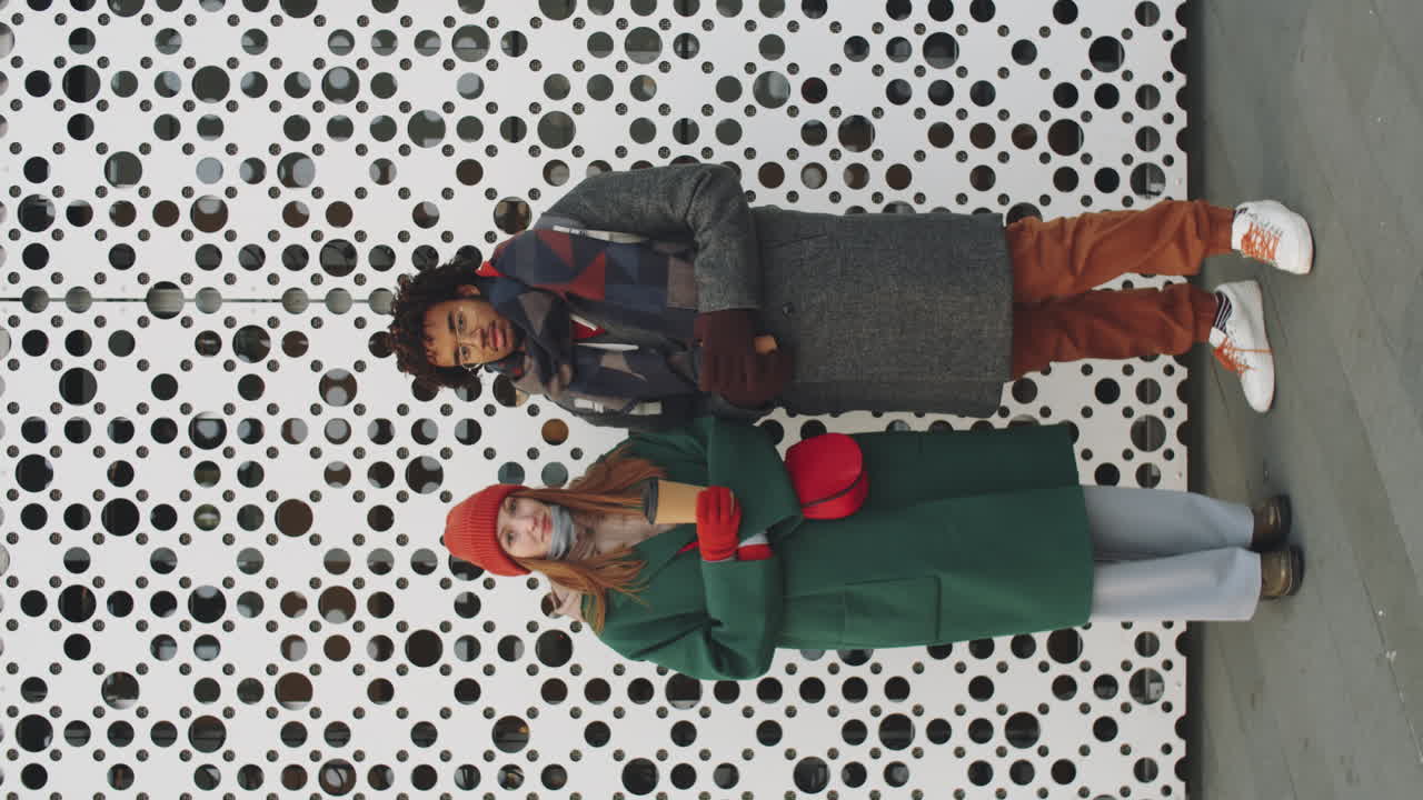 una pareja de pie afuera.