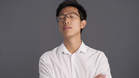 카메라 앞에서 눈을 휘두르는 아시아인.