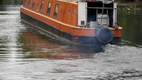 Casa-Flotante-Estrecha-De-Primer-Plano-Girando-En-Las-Aguas-Del-Canal-En-Londres,-Reino-Unido