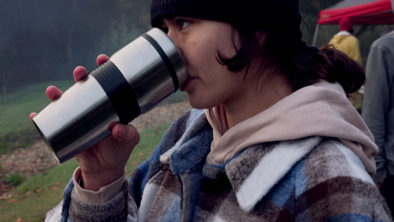 아침, 생각하고 커피를 마시는 여자