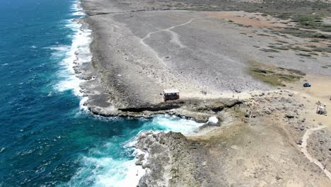 el parque nacional de shete boka con las olas que se estrellan contra las costas desoladas, vista aérea
