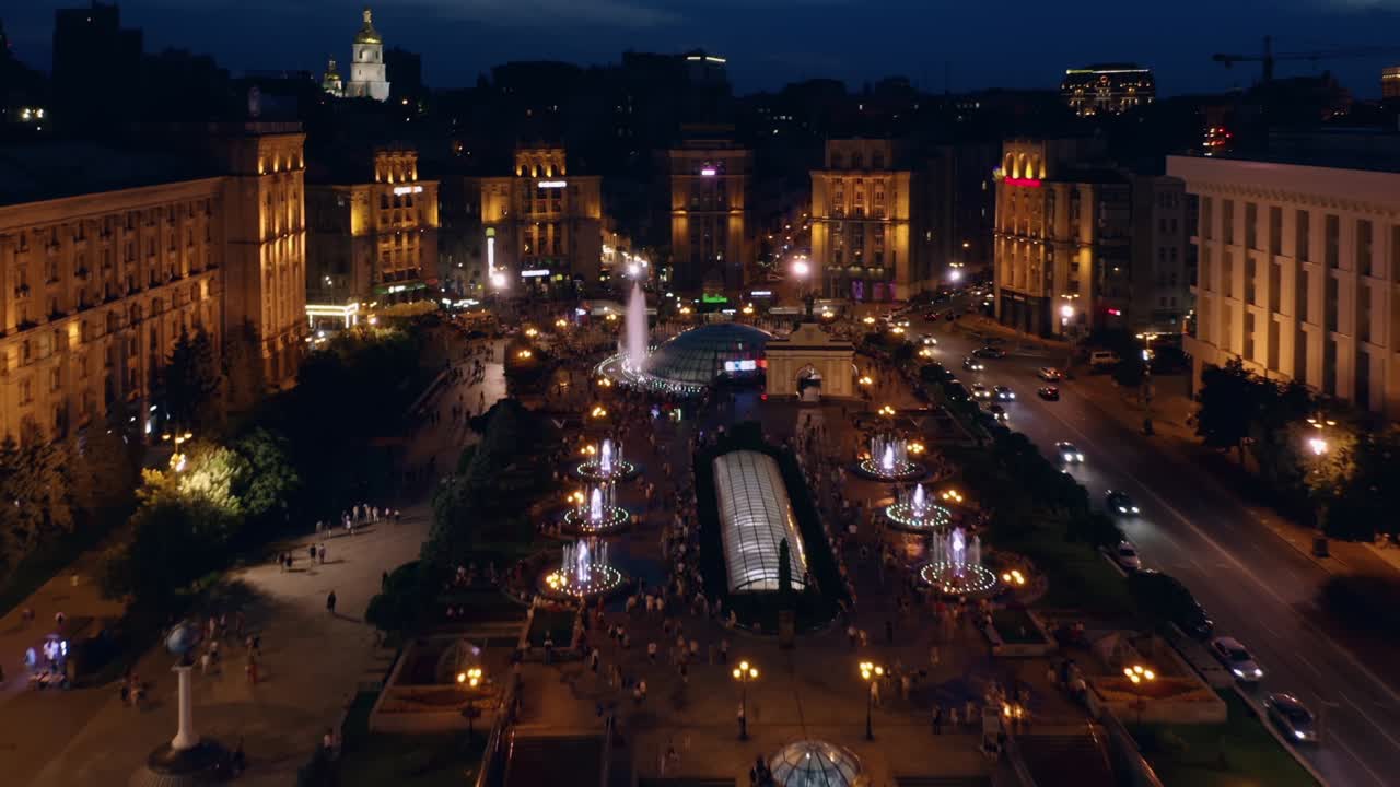 야간 키예프 시내의 공중 비행 드론 뷰.