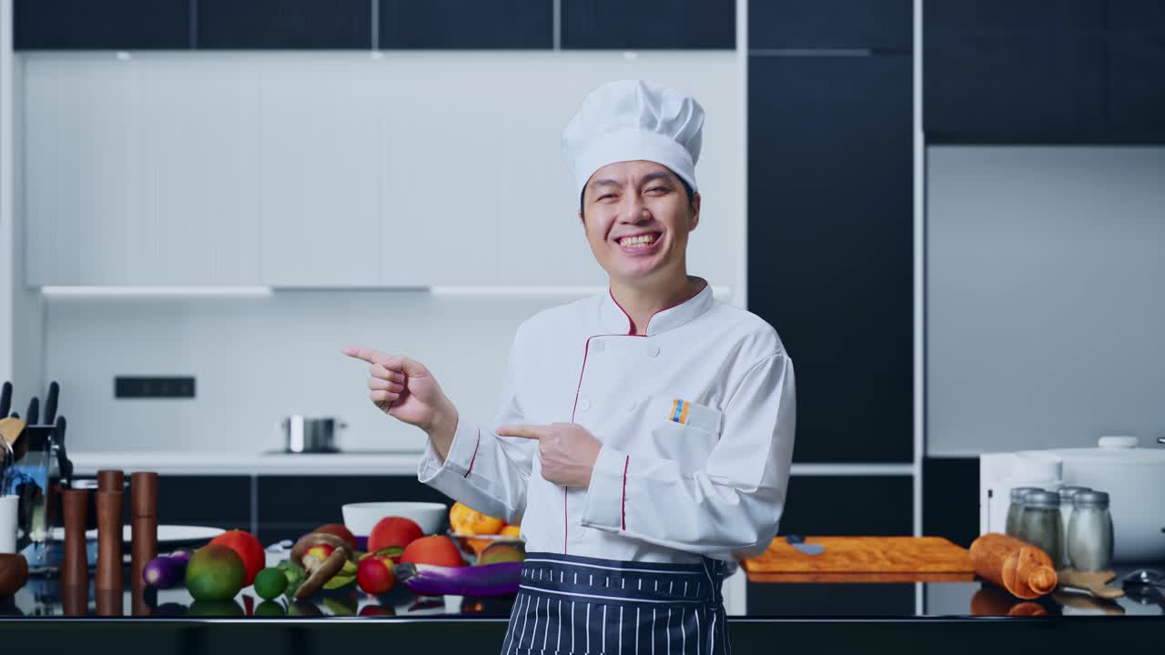 chef presentando una idea de plato o receta