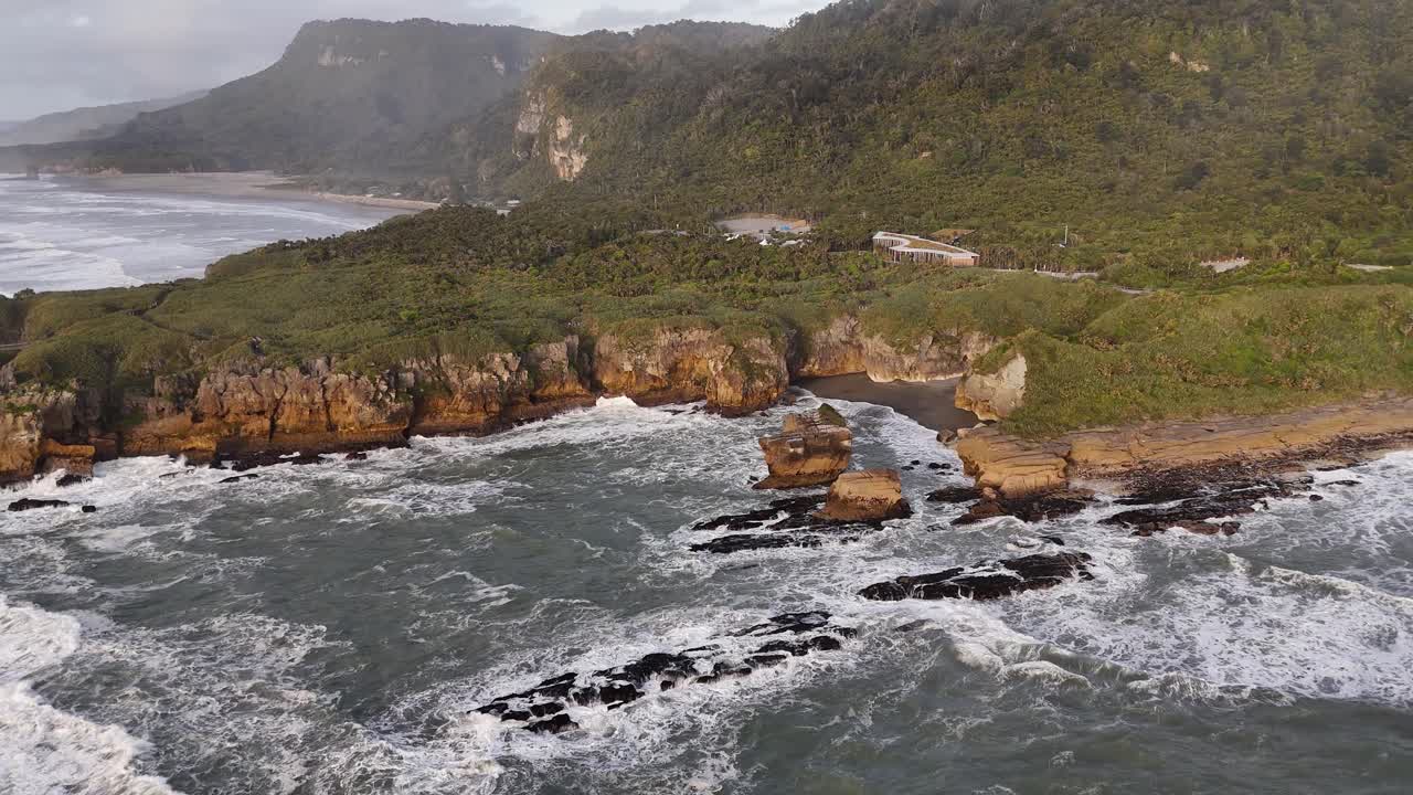 Vista aerea delle Pancake Rocks al tramonto a Punakaiki, Nuova Zelanda, ripresa in volo all'indietro