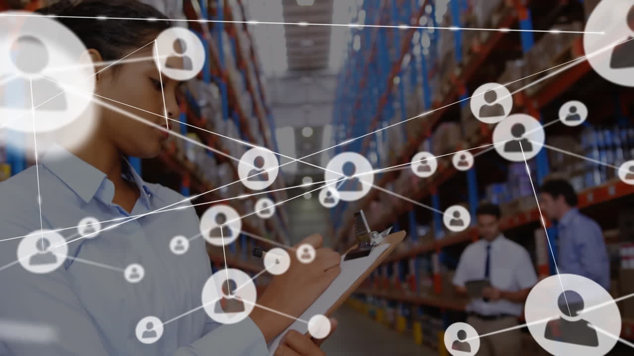 animación de la red de conexiones con personas iconos sobre mujer biracial que trabaja en el almacén