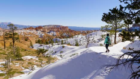 chica mujer senderismo con formación de rocas rojas y nieve cerca de bryce canyon en el sur de utah-5
