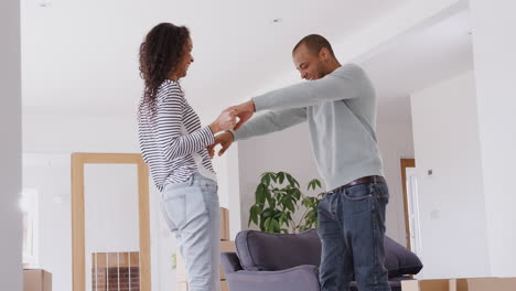 Una-Pareja-Amorosa-Bailando-Juntos-Mientras-Celebran-La-Mudanza-A-Un-Nuevo-Hogar.