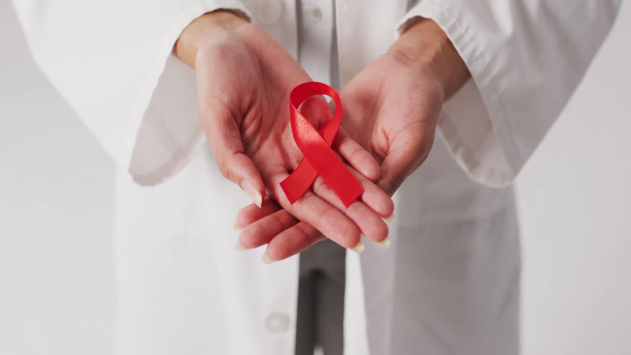 video de una doctora biracial con una cinta naranja de cáncer de riñón