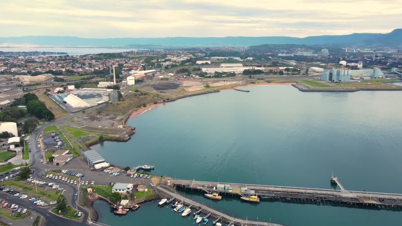 nsw의 illawarra 지역에 있는 port kembla의 무인기 사진