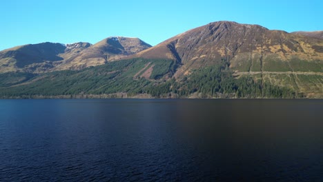 Flug-über-Einen-Dunklen-See-Mit-Bergen-Im-Schottischen-Hochland-Von-Loch-Lochy