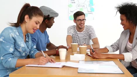 Kreativteam-Bei-Einem-Briefing-Und-Gemeinsamem-Lachen