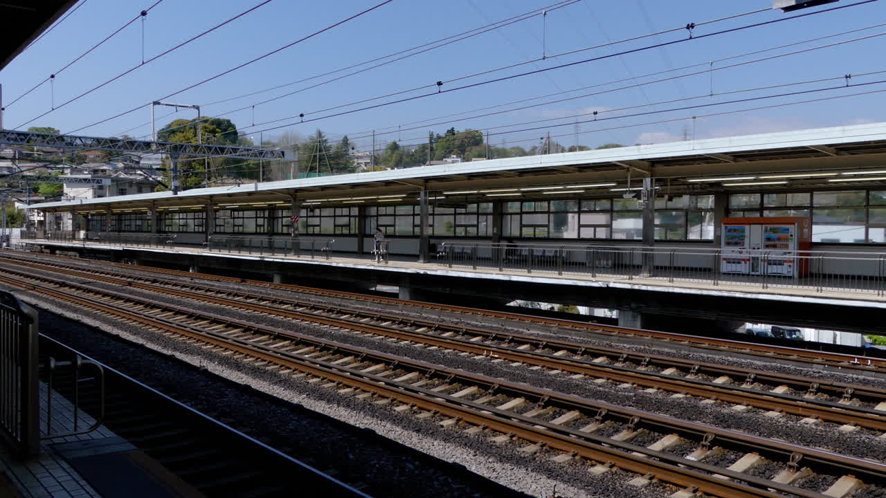 일본 기차역을 통과하는 신칸센