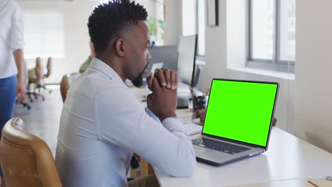 Afroamerikanischer-Geschäftsmann,-Der-Einen-Laptop-Für-Videoanrufe-Mit-Kopierplatz-Nutzt