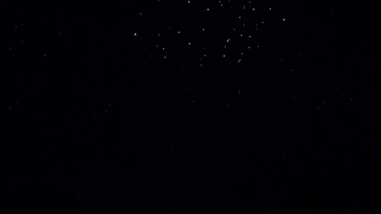 마법의 불꽃 놀이 오버레이. 도시 위의 불꽃 폭발