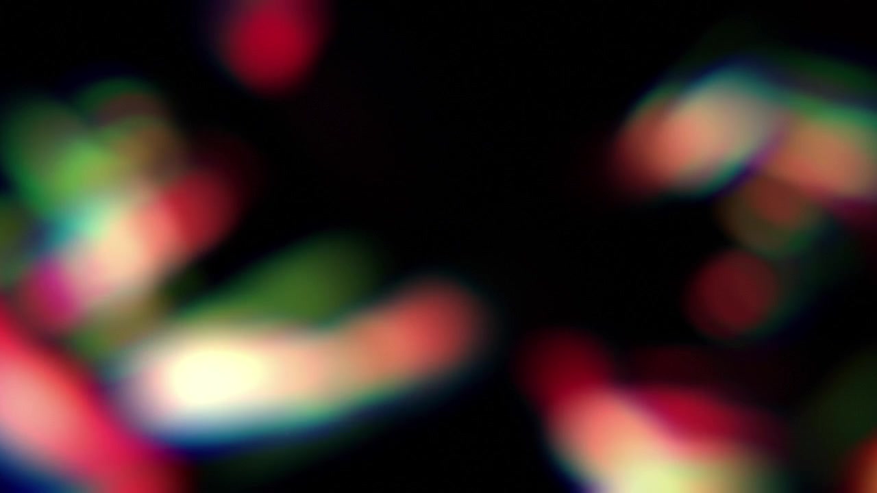 Skiftende farverige bokeh-lys med kromatisk aberration på mørk baggrund
