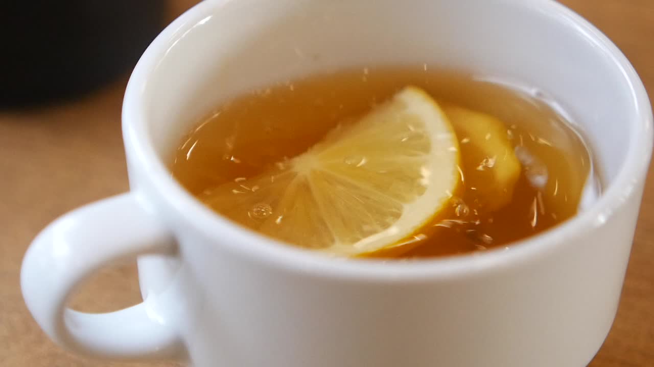 una taza de té de limón