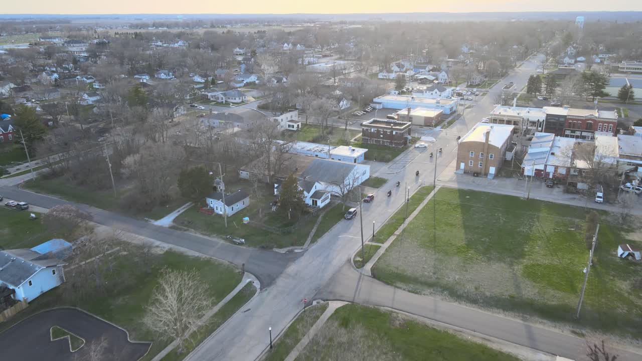 Vista aerea di Chillicothe, Illinois, e un gruppo di motociclisti in gita primaverile.