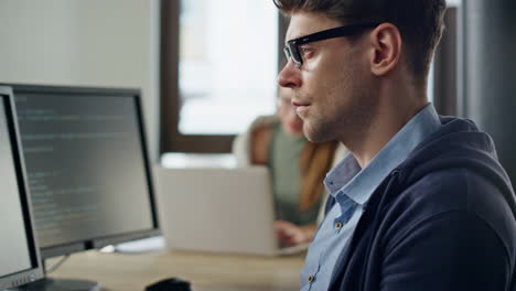 desarrollador de primer plano manos codificación en la oficina. centrado en él hombre programación de software