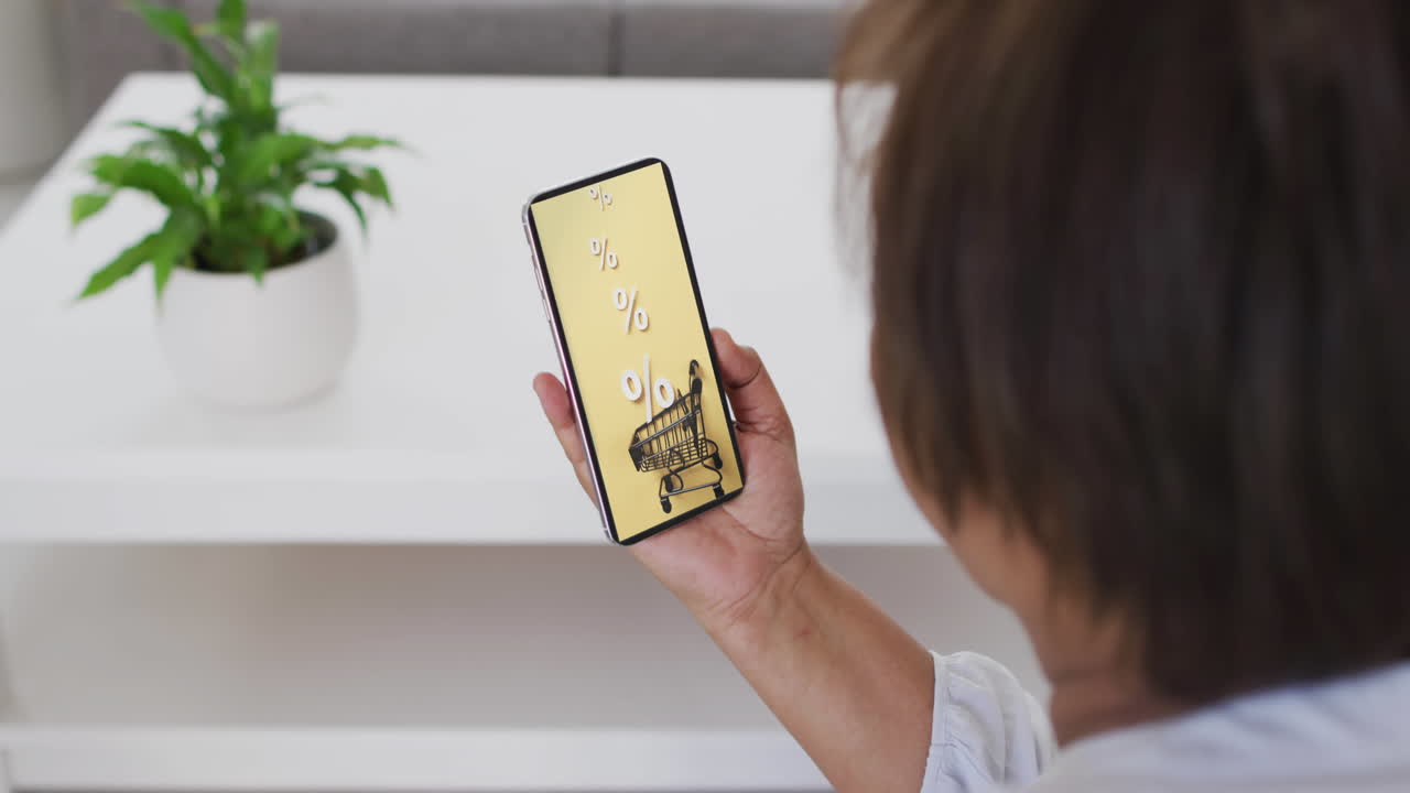 온라인 쇼핑을 위해 집에서 스마트폰을 사용하는 두 인종 여성, 슬로우 모션