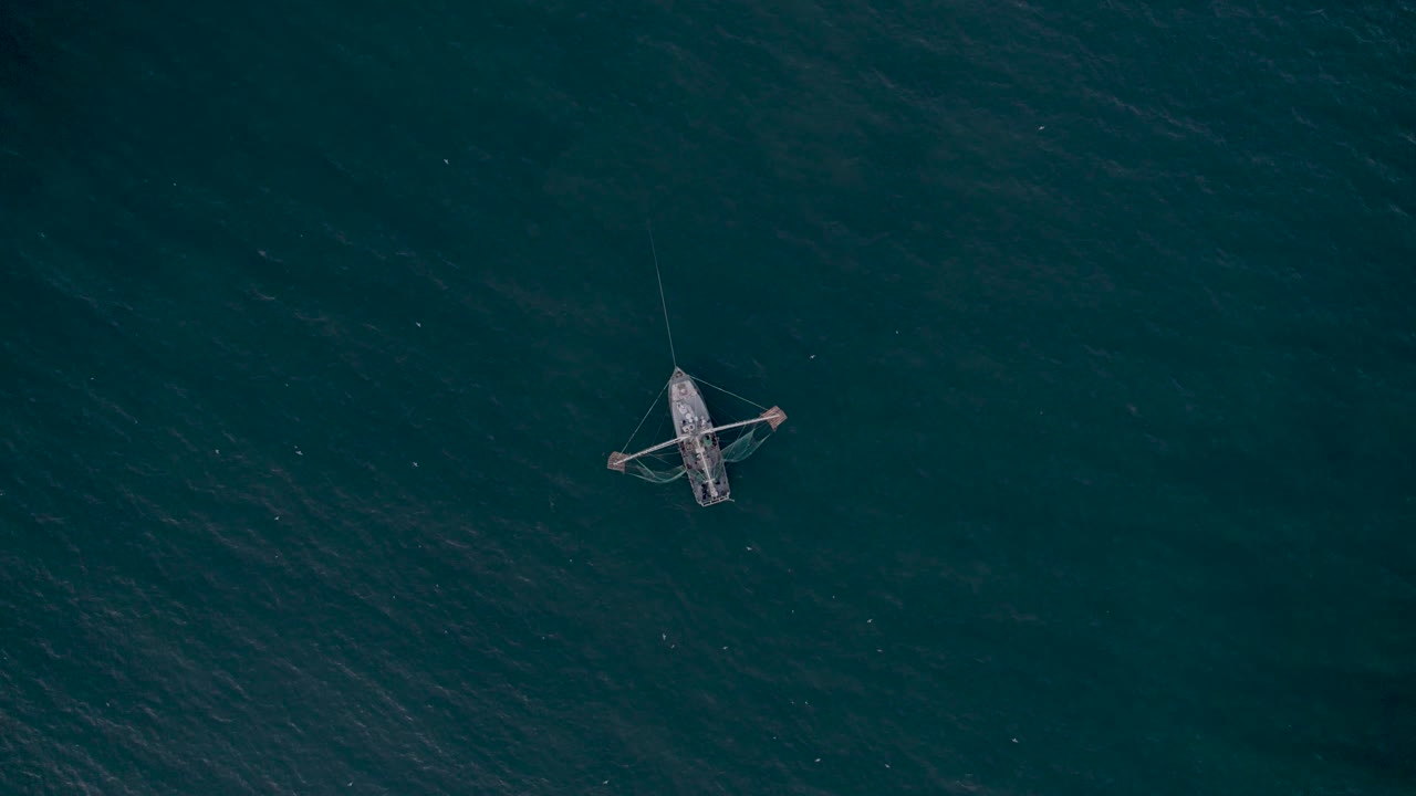 fotografía aérea de un barco de pesca de camarón en el mar