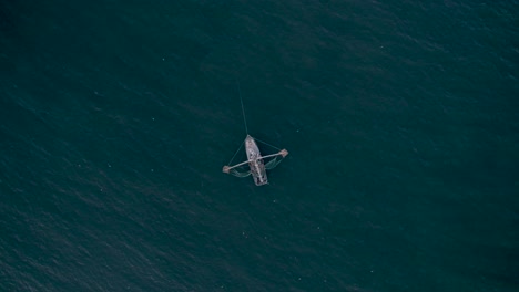 Toma-Aérea-Sobre-La-Cabeza-De-Un-Barco-Camaronero-Pescando-En-El-Mar.