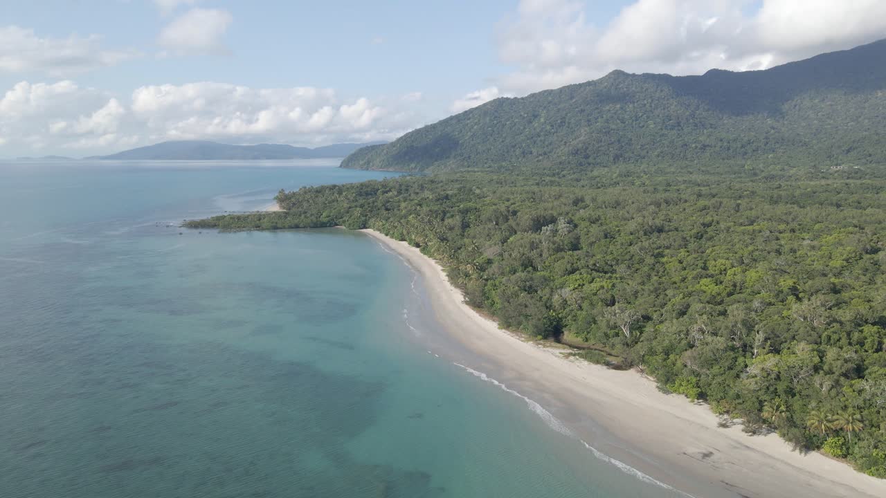vista escénica del agua prístina en la playa de myall en el parque nacional de daintree - sitio del patrimonio mundial de la unesco en queensland, australia