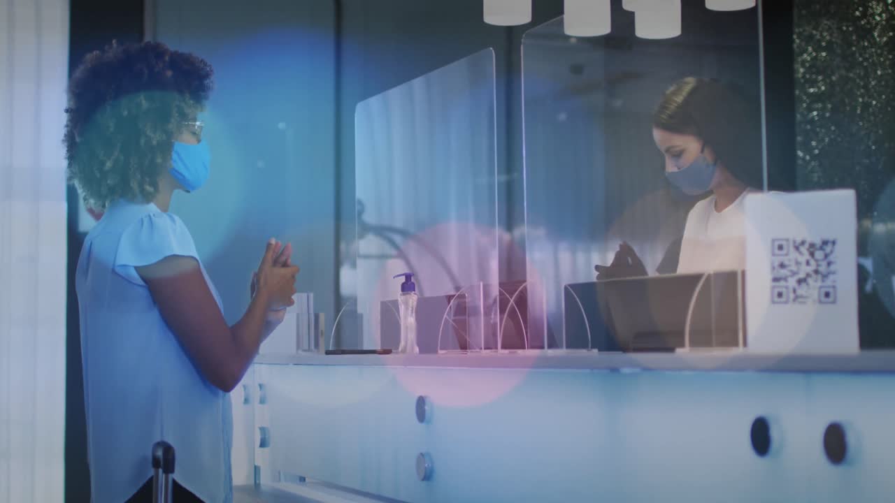 얼굴 마스크를 쓰고 손을 소독하는 아프리카계 미국인 여성 리셉션 스 ⁇ 의 애니메이션