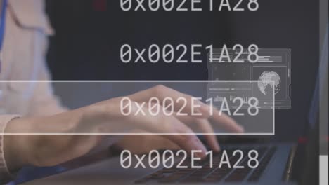 animación del procesamiento de datos en pantallas sobre las manos de una mujer caucásica que trabaja en una computadora portátil