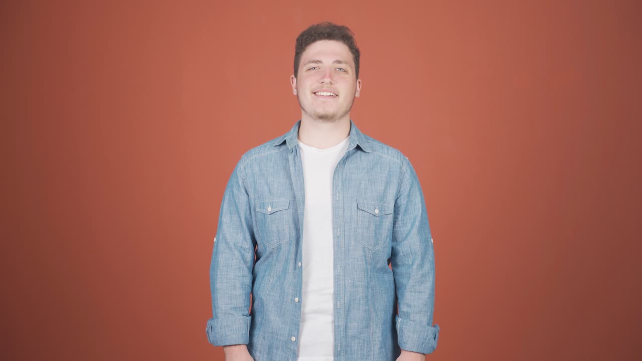 카메라에 미소 짓는 남자