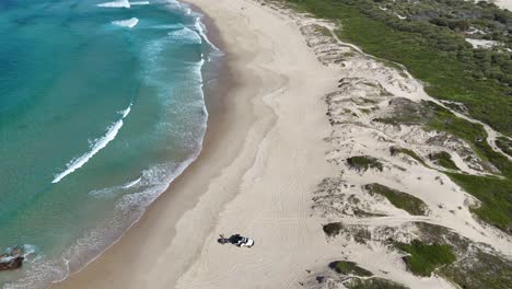 playa costera prístina con aguas azules