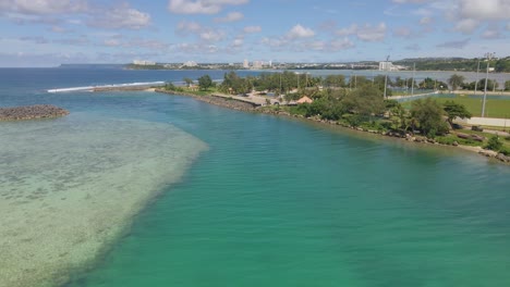 toma aérea panorámica hacia abajo sobre el puerto deportivo de la cuenca del barco en agatna-hagatna guam usa