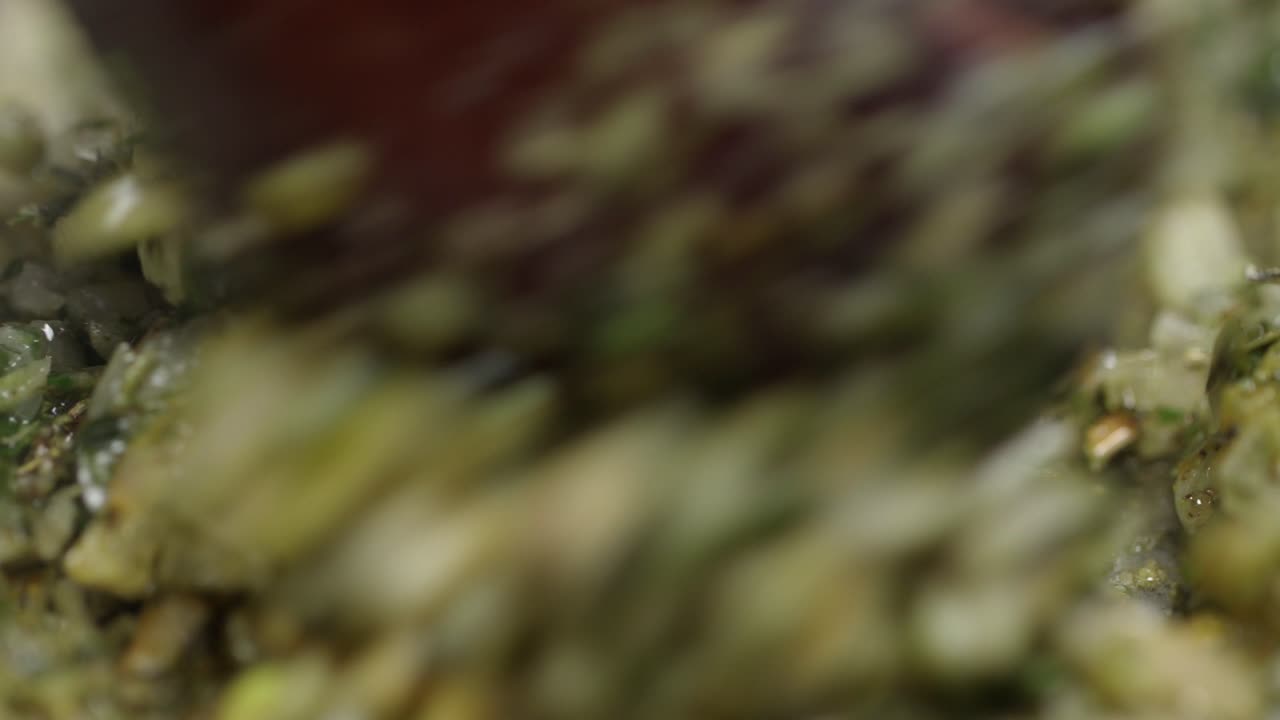 mezclar los ingredientes frescos para una comida en una sartén caliente