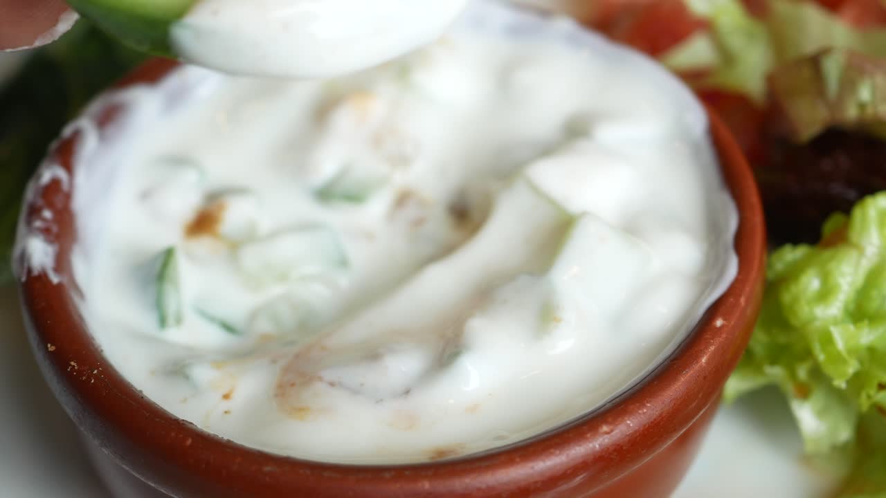 pepino en la salsa de yogur