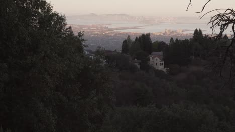 Panorámica-Media-Ascendente-De-East-Bay-Y-San-Francisco-Desde-Grizzly-Peak