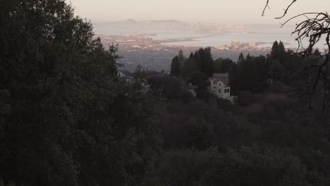 pan hacia arriba de la bahía este y san francisco desde el pico pardo