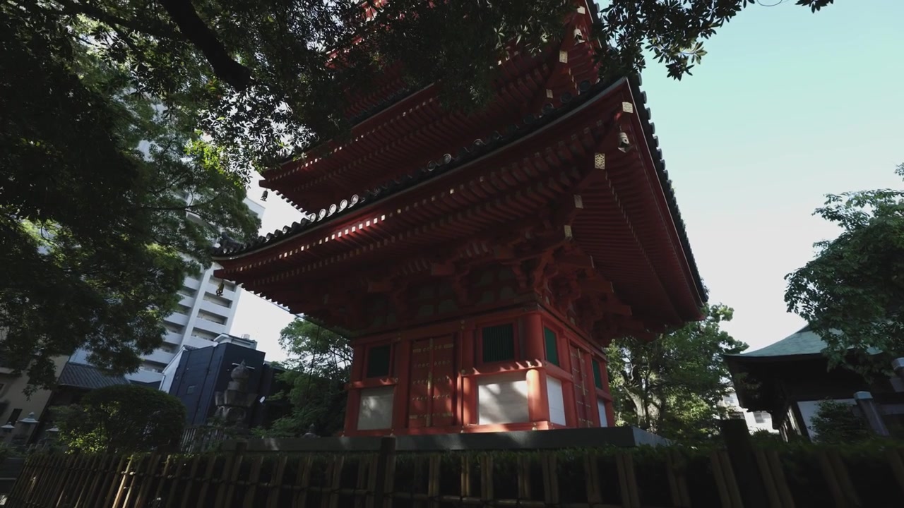 Rød pagode ved Tochoji-templet, sommerdag