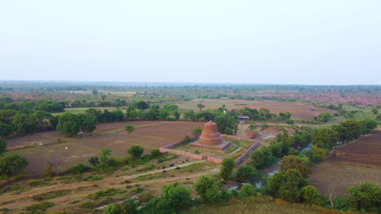 Ripresa aerea con drone di un antico Stupa Buddista realizzato con una struttura in mattoni di roccia in un villaggio di Shivpuri, Madhya Pradesh, in India.