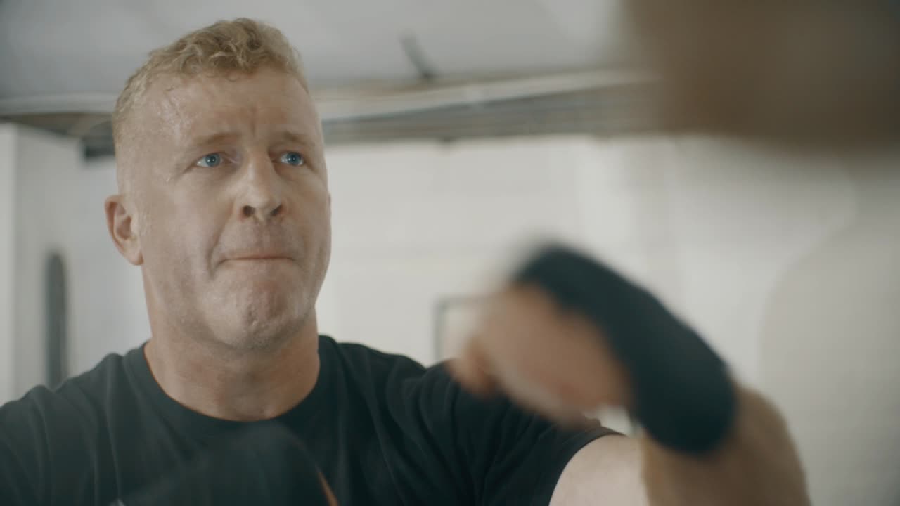 боксер, использующий скоростной мяч