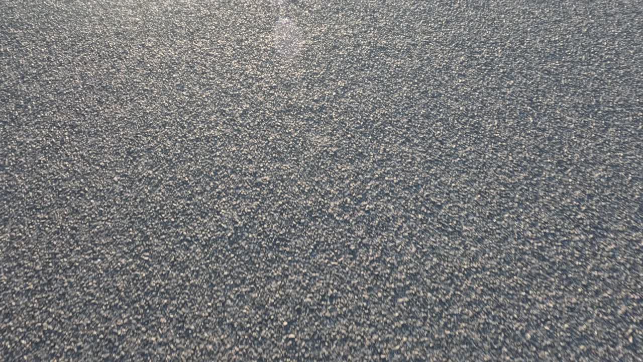 Close-up van een bewegende grindweg