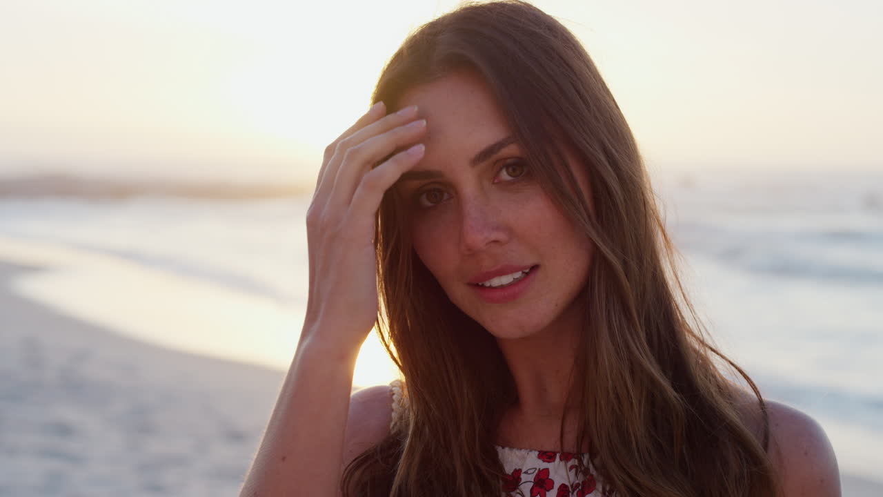 야외에서 여자와 함께 얼굴, 해변과 해가 지는