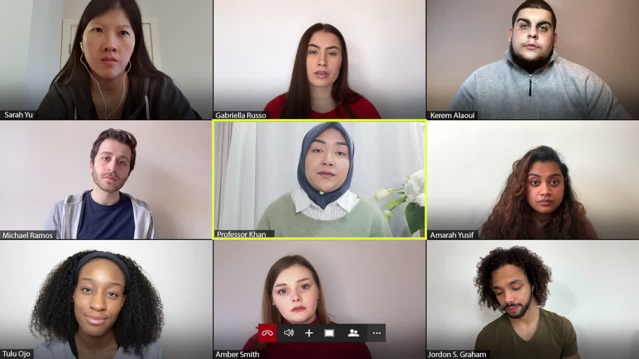 교수는 온라인 강의를 가르친다