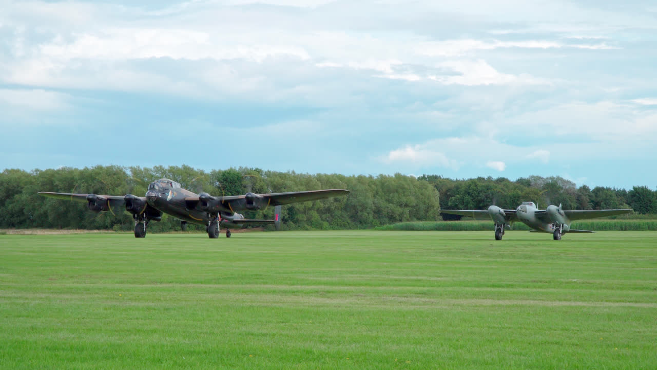 video del famoso avión mosquito de la segunda guerra mundial y el bombardero lincoln taxando juntos en una base de la fuerza aérea de la raf en lincolnshire, reino unido